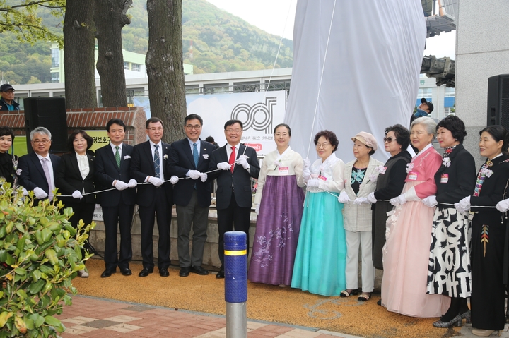 [창원=뉴시스] 강경국 기자 = 홍남표 경남 창원시장이 15일 진해여고에서 개최된 개교 100주년 기념식에 참석하고 있다. (사진=창원시청 제공). 2023.01.0. photo@newsis.com *재판매 및 DB 금지