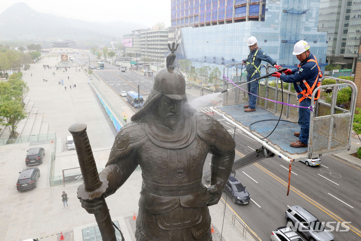[서울=뉴시스] 최동준 기자 = 16일 서울 광화문 광장에서 서울시 관계자들이 이순신 장군 동상 세척 작업을 하고 있다. (공동취재사진) 2023.04.16. photo@newsis.com