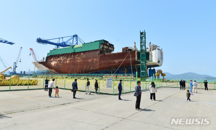 [목포=뉴시스]김혜인 기자 = 세월호 참사 9주기를 맞은 16일 오전 전남 목포시 목포신항만 내 세월호 거치 장소 앞에서 추모객의 발길이 이어지고 있다. 2023.04.16.hyein0342@newsis.com