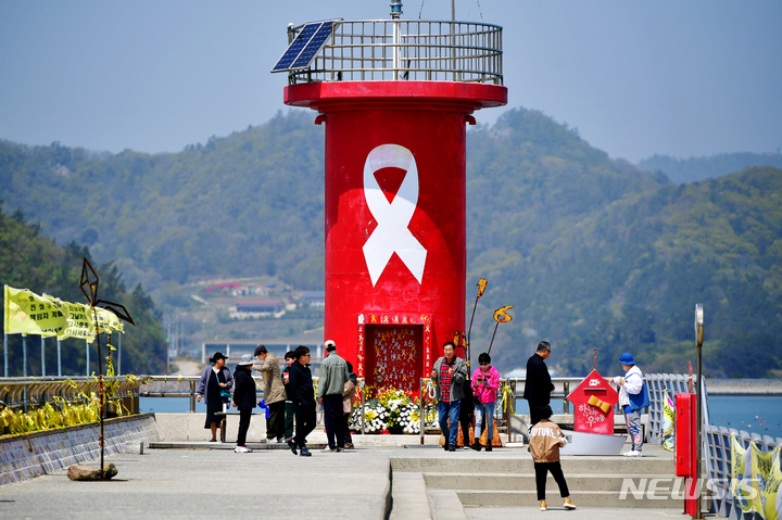 [진도=뉴시스] 이영주 기자 = 세월호 참사 9주기를 맞은 16일 오후 전남 진도군 팽목항에서 세월호 참사를 기리기 위한 추모객들의 발길이 이어지고 있다. 2023.04.16. leeyj2578@newsis.com