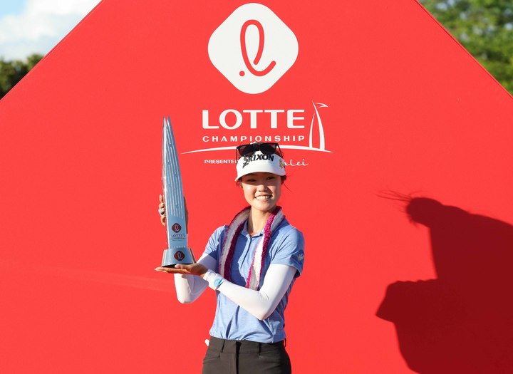 [서울=뉴시스] 그레이스 김(호주)이 15일(현지시간) 미국 하와이 오하우섬 호아칼레이CC에서 열린 LPGA투어 '2023 롯데 챔피언십' 파이널라운드에서 우승을 차지한 후 트로피를 들고 포즈를 취하고 있다. (사진=대홍기획 제공). 2023.04.16. photo@newsis.com *재판매 및 DB 금지
