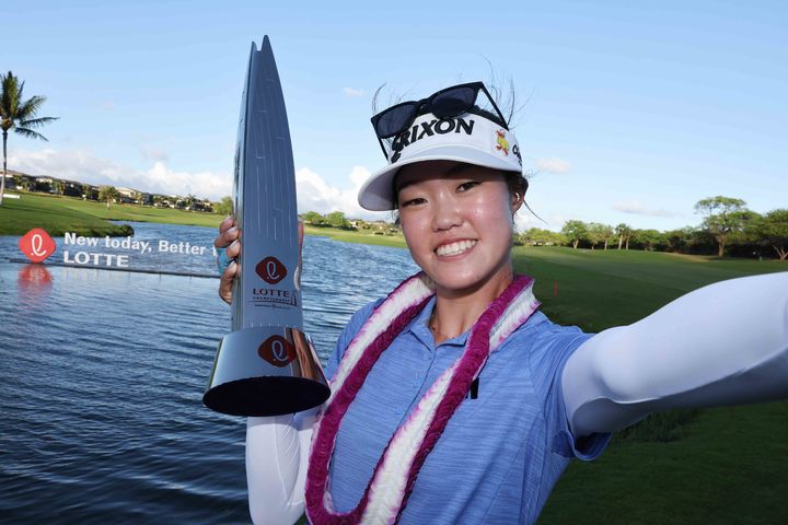 [서울=뉴시스] 그레이스 김(호주)이 15일(현지시간) 미국 하와이 오하우섬 호아칼레이CC에서 열린 LPGA투어 '2023 롯데 챔피언십' 파이널라운드에서 우승을 차지한 후 트로피를 들고 포즈를 취하고 있다. (사진=대홍기획 제공). 2023.04.16. photo@newsis.com *재판매 및 DB 금지