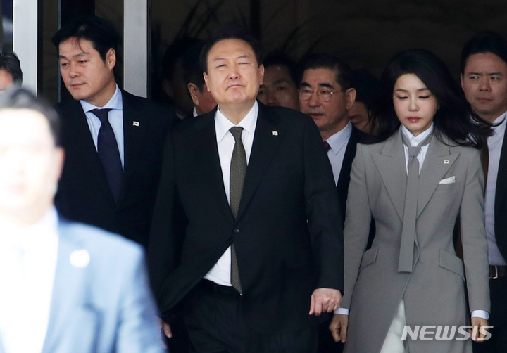 [서울=뉴시스] 전신 기자 = 지난 2023년 3월 16일 김승희(왼쪽) 의전비서관이 경기도 성남 서울공항에서 일본 순방에 나서는 윤 대통령과 함께 공군 1호기로 향하는 모습. (사진=뉴시스DB). 2025.09.25. photo@newsis.com