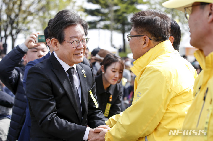 [안산=뉴시스] 정병혁 기자 = 이재명 더불어민주당 대표가 16일 경기 안산시 화랑유원지에서 열린 세월호참사 9주기 기억식에서 세월호 유가족과 인사를 나누고 있다. 2023.04.16. jhope@newsis.com