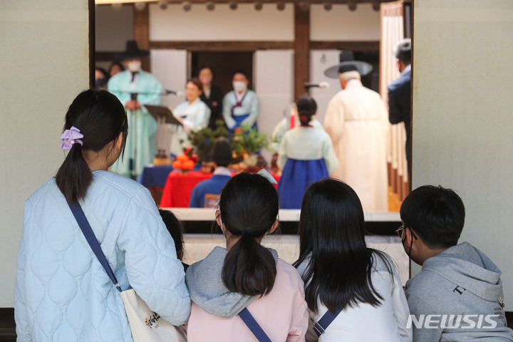 [서울=뉴시스] 권창회 기자 = 16일 오후 서울 중구 남산골 한옥마을에서 열린 봄맞이 전통혼례 시연행사에서 아이들이 신기한듯 전통혼례를 지켜보고 있다. 2023.04.16. kch0523@newsis.com