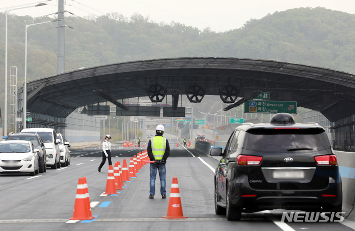 [과천=뉴시스] 김진아 기자 = 16일 통행 재개를 앞둔 경기 과천시 제2경인고속도로 북의왕IC 인근 갈현고가교 구간에서 관계자들이 통제를 하고 있다. 방음터널 화재사고로 통행이 제한됐던 제2경인고속도로 삼막~북의왕IC 구간의 통행이 16일 오후 5시부터 재개된다. 2023.04.16. bluesoda@newsis.com