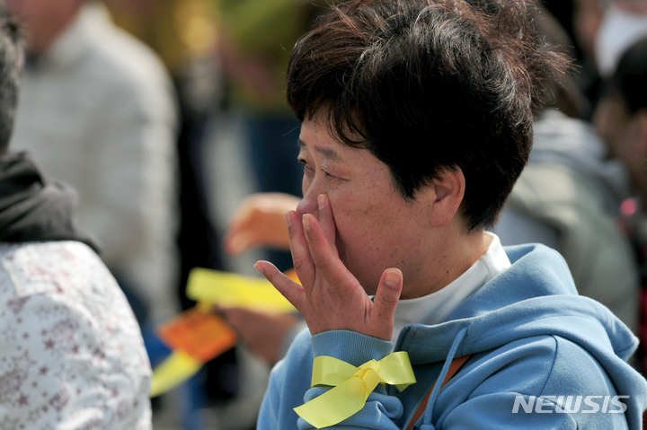 [진도=뉴시스] 이영주 기자 = 세월호 참사 9주기를 맞은 16일 오후 전남 진도군 팽목항 팽목기억관에서 열린 세월호 참사 9주기 기억식 도중 한 시민이 눈물을 훔치고 있다. 2023.04.16.leeyj2578@newsis.com