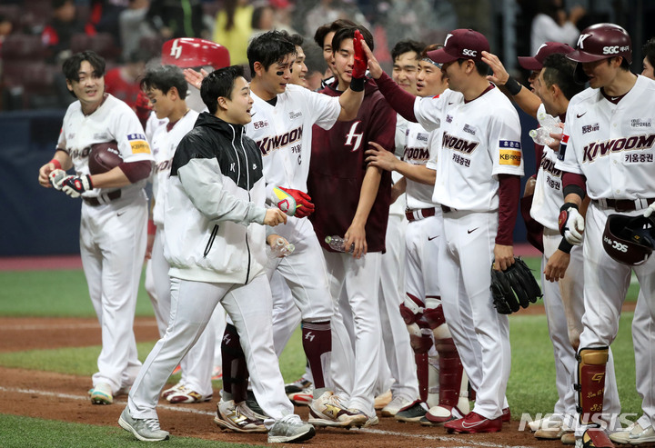 [서울=뉴시스] 김선웅 기자 = 16일 서울 구로구 고척스카이돔에서 열린 2023 프로야구 기아 타이거즈와 키움 히어로즈의 경기, 10회말 키움 이정후의 투런홈런으로 기아에 2:0 승리를 거둔 키움 선수들이 기쁨을 나누고 있다. 2023.04.16. mangusta@newsis.com