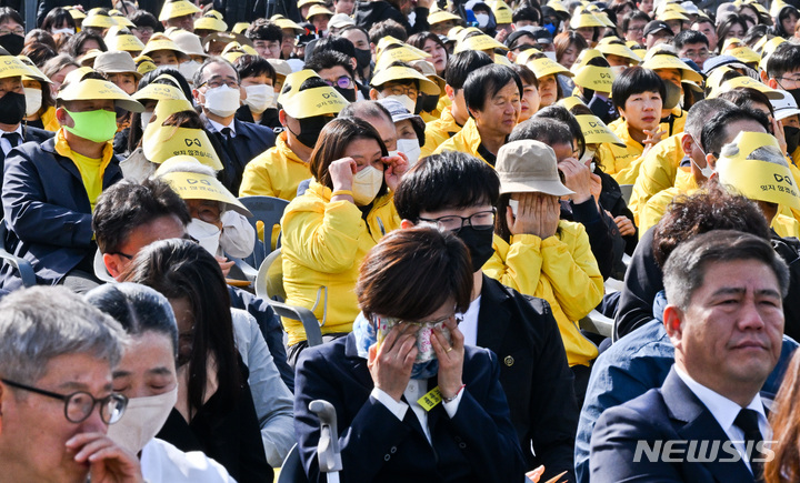 [안산=뉴시스] 정병혁 기자 = 16일 오후 경기도 안산시 단원구 화랑유원지에서 열린 세월호 참사 9주기 기억식에서 유가족이 눈물을 흘리고 있다. (공동취재사진) 2023.04.16. photo@newsis.com