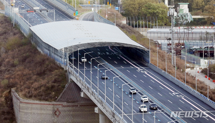 [과천=뉴시스] 김진아 기자 = 지난 4월16일 통행이 재개된 경기 과천시 제2경인고속도로 북의왕IC 인근 갈현고가교 구간에서 차들이 오가고 있다. 방음터널 화재사고로 통행이 제한됐던 제2경인고속도로 삼막~북의왕IC 구간의 통행이 16일 오후 5시부터 재개됐다. 2023.04.16. bluesoda@newsis.com