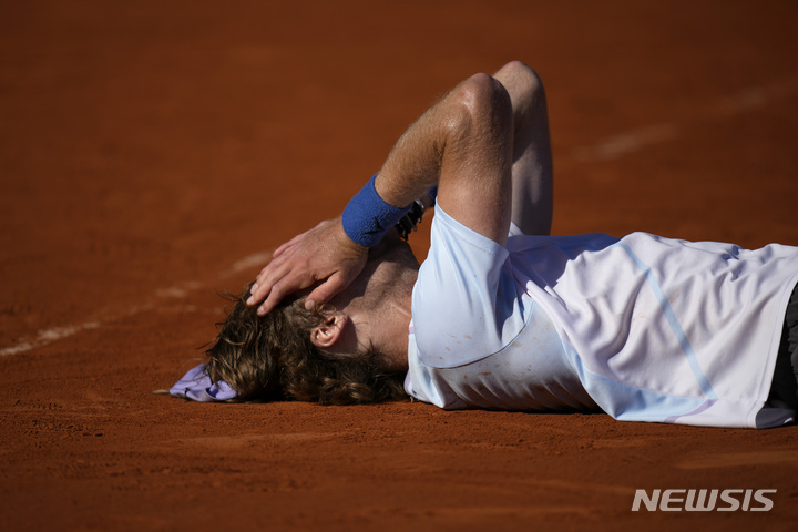 [몬테카를로=AP/뉴시스] 안드레이 루블레프(6위·러시아)가 16일(현지시간) 모나코 몬테카를로에서 열린 남자프로테니스(ATP) 투어 마스터스 1000시리즈 몬테카를로 마스터스 남자 단식 결승에서 홀게르 루네(9위·덴마크)를 꺾고 코트에 누운 채 기뻐하고 있다. 루블레프는 루네를 세트 스코어 2-1(5-7 6-2 7-5)로 꺾고 생애 첫 마스터스 1000시리즈 정상에 올랐다. 2023.04.17.