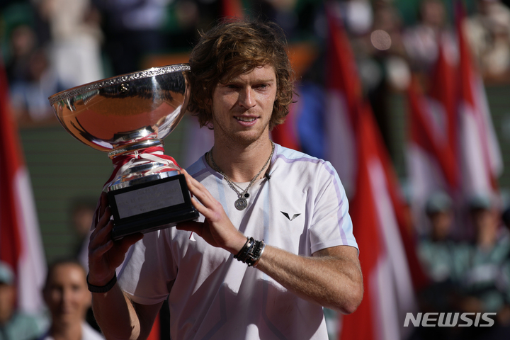 [몬테카를로=AP/뉴시스] 안드레이 루블레프(6위·러시아)가 16일(현지시간) 모나코 몬테카를로에서 열린 남자프로테니스(ATP) 투어 마스터스 1000시리즈 몬테카를로 마스터스 남자 단식 정상에 올라 트로피를 들고 포즈를 취하고 있다. 루블레프는 결승전에서 홀게르 루네(9위·덴마크)를 세트 스코어 2-1(5-7 6-2 7-5)로 꺾고 생애 첫 마스터스 1000시리즈 정상에 올랐다. 2023.04.17.