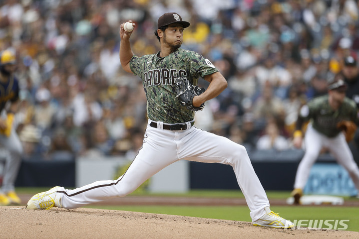 [샌디에이고=AP/뉴시스] 샌디에이고 파드리스의 선발투수 다르빗슈 유가 16일(현지시간) 미 캘리포니아주 샌디에이고의 펫코파크에서 열린 2023 메이저리그 밀워키 브루어스와의 경기 1회 초 투구하고 있다. 다르빗슈는 7이닝 4피안타 1자책 2볼넷 12탈삼진으로 호투했으나 타선의 지원을 받지 못하고 0-1로 패하면서 패전 투수가 됐다. 2023.04.17.