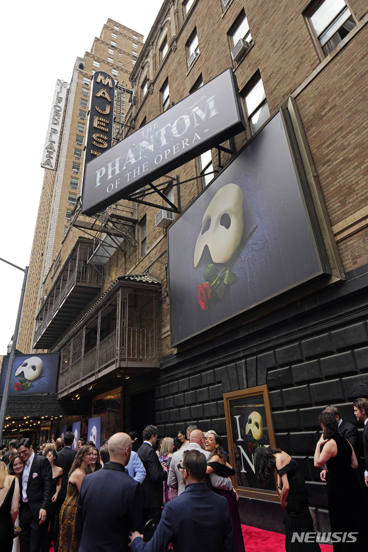[뉴욕=AP/뉴시스]뮤지컬 '오페라의 유령'이 16일 뉴욕 마제스틱 극장에서 브로드웨이 마지막 공연을 올렸다. 2023.04.16.