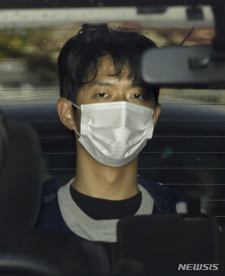 [와카야마=AP/뉴시스]일본 와카야마 시에서 기시다 후미오 총리의 항구 방문 중 폭발물을 투척한 용의자 기무라 류지(24)가 17일 경찰서에서 검찰로 송치되고 있다. 2023.04.18.