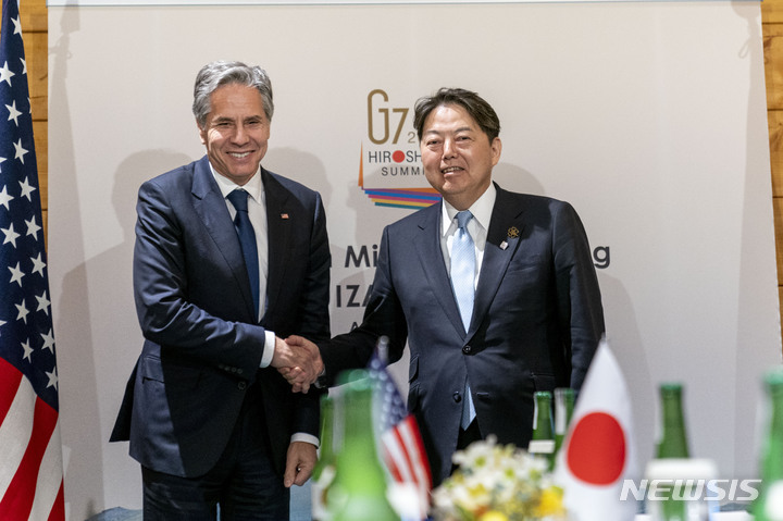 [가루이자와=AP/뉴시스]17일 일본 나가노현 가루이자와의 한 호텔에서 토니 블링컨 미국 국무장관(왼쪽)과 하야시 요시마사 일본 외무상이 양자 회담을 하기 전 악수하고 있다. 2023.04.17.
