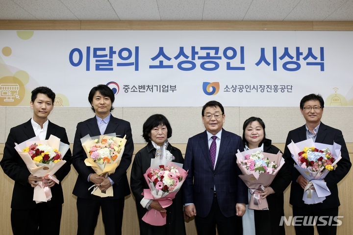 [서울=뉴시스] 박성효 소상공인시장진흥공단 이사장(오른쪽에서 세번째)이 지난 14일 2023년 1분기 이달의 소상공인 선정자들과 단체 사진을 찍고 있다. (사진=소상공인시장진흥공단 제공) 2023.04.17. photo@newsis.com