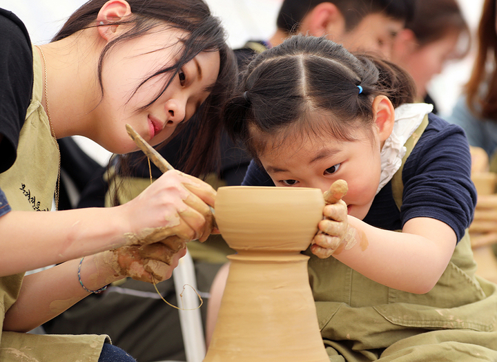 문경찻사발축제에서 찻사발빚기 체험을 하고 있다. (사진=문경시 제공) *재판매 및 DB 금지