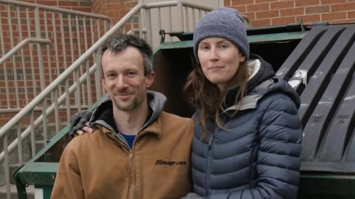 [서울=뉴시스] 쓰레기통을 뒤지며 물건을 찾는 미국에 사는 한 '덤스터 다이버' 부부의 사연이 화제가 됐다고 지난 15일(현지시간) 영국 BBC가 보도했다. (사진=페이스북 'Love in the Dumpster' 갈무리)2023.04.17. *재판매 및 DB 금지