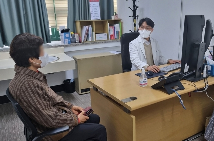 [음성=뉴시스] 진료하는 공중보건의사. (사진=음성군 제공) photo@newsis.com *재판매 및 DB 금지