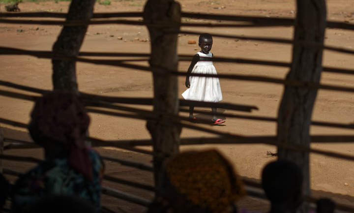 [남수단=AP/뉴시스] 우간다 북부 지역에서 어린 소녀에 대한 성적 학대가 이어지고 있으며, 가해자는 처벌받지 않고 있다고 17일(현지시간) 영국 BBC가 보도했다. 사진은 2017년 6월4일 남수단 난민 소녀가 우간다 북부 난민촌을 거니는 모습. 2023.04.17. *재판매 및 DB 금지