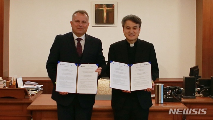 체코 팔라츠키대학교 마틴 프로차즈카 총장과 가톨릭대학교 원종철 총장