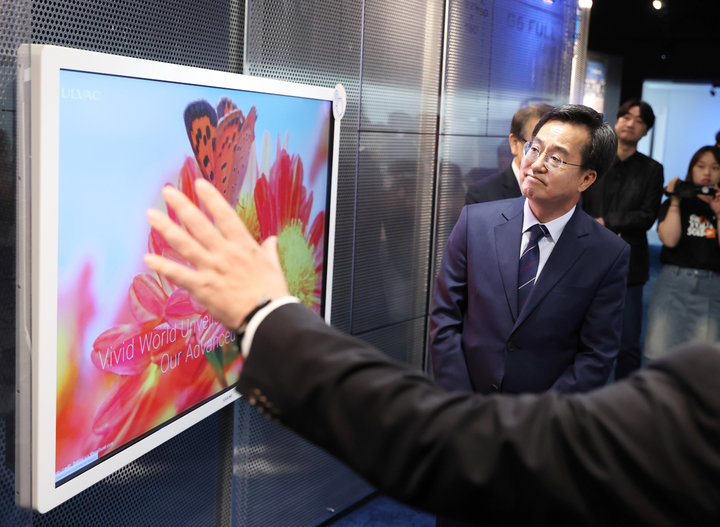 17일 오후 김동연 경기도지사가 일본 알박 본사 역사관을 둘러 보고 있다. *재판매 및 DB 금지