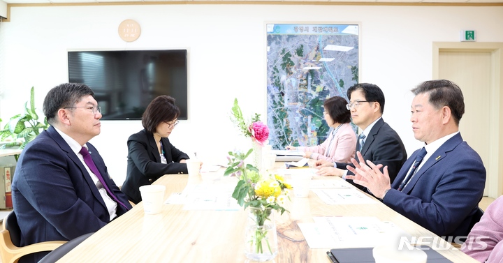 박승원 시장(사진 오른쪽 첫번째)과 차성수 경기도 기후환경에너지국장(사진 왼쪽 첫번째) 탄소중립 정책 공유 현장.