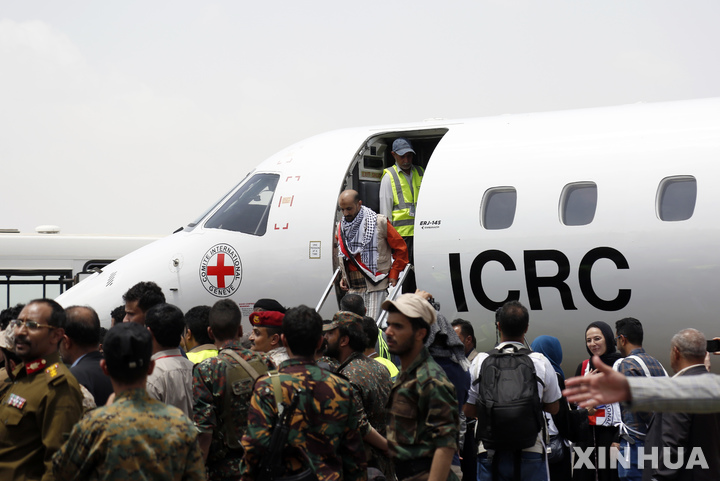 [ 사나(예멘)=신화/뉴시스]2023년 4월 16일 예멘 사나 공항에서 포로교환으로 풀려난 정부군 포로들이 국제적십자위원회의 수송기에 탑승하고 있다. 유엔은 6월 7일 8년만에 호데이다국제공항에서 헬기 착륙시험에 성공해 예멘의 하늘길이 더 열리게 되었다. 2023.06.09&nbsp; 