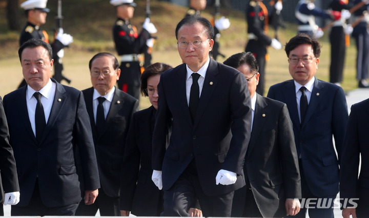 [서울=뉴시스] 추상철 기자 = 윤재옥 국민의힘 원내대표가 17일 오전 서울 동작구 국립서울현충원을 참배하고 있다. 2023.04.17. scchoo@newsis.com