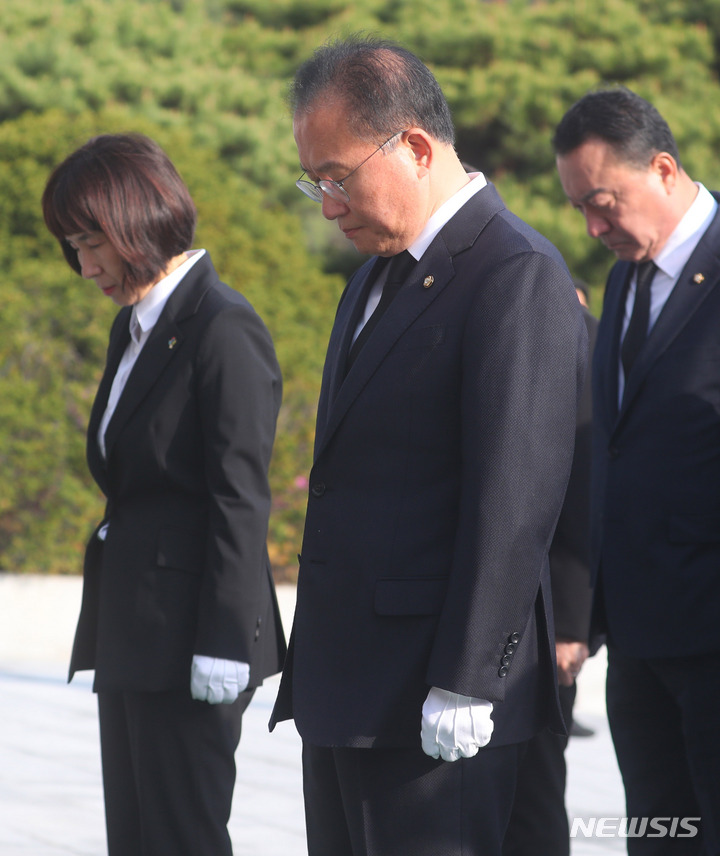 [서울=뉴시스] 추상철 기자 = 윤재옥 국민의힘 원내대표가 17일 오전 서울 동작구 국립서울현충원을 참배하고 있다. 2023.04.17. scchoo@newsis.com