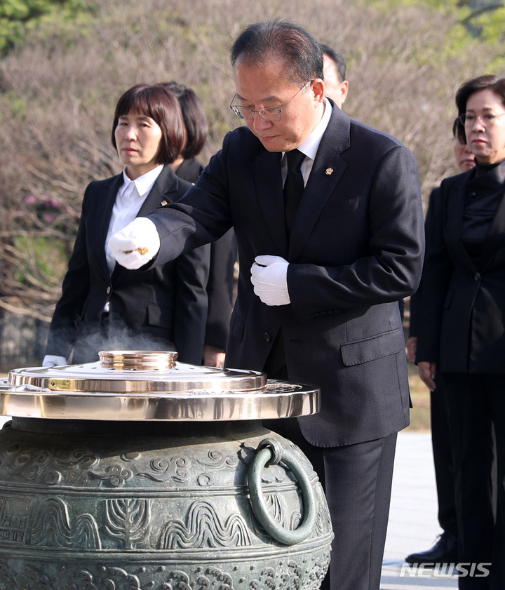 [서울=뉴시스] 추상철 기자 = 윤재옥 국민의힘 원내대표가 17일 오전 서울 동작구 국립서울현충원을 참배하고 있다. 2023.04.17. scchoo@newsis.com