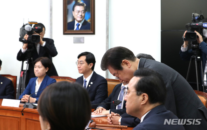 [서울=뉴시스] 전진환 기자 = 이재명 더불어민주당 대표가 17일 오전 서울 여의도 국회에서 열리는 최고위원회의에 앞서 지난 2021년 전당대회 돈봉투 살포 의혹과 관련해 입장을 밝히며 사과하고 있다. 2023.04.17. amin2@newsis.com