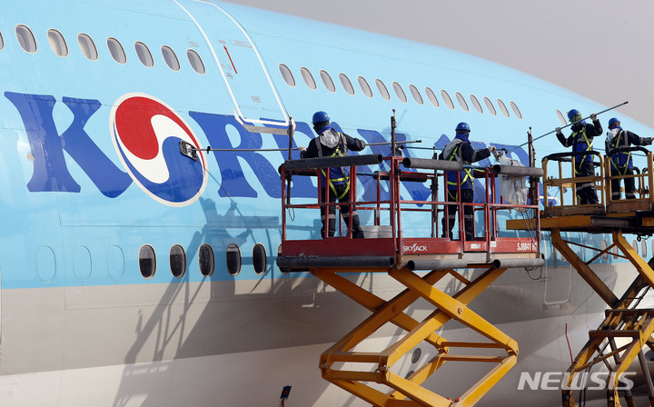 [인천공항=뉴시스] 최동준 기자 = 17일 인천 중구 대한항공 정비 격납고에서 관계자들이 봄맞이 보잉 B747-8i 항공기 세척을 하고 있다. 2023.04.17. photocdj@newsis.com