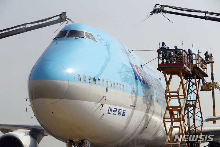 [인천공항=뉴시스] 최동준 기자 = 17일 인천 중구 대한항공 정비 격납고에서 관계자들이 봄맞이 보잉 B747-8i 항공기 세척을 하고 있다. 2023.04.17. photocdj@newsis.com