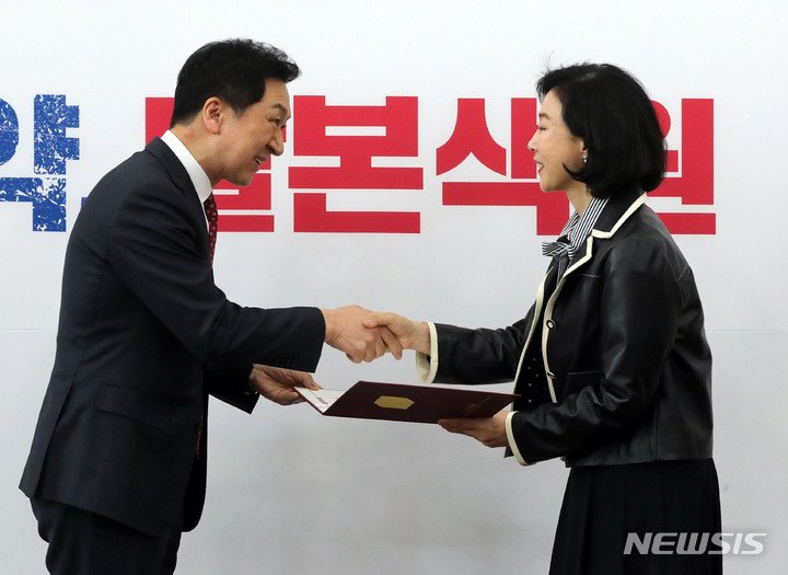 [서울=뉴시스] 전진환 기자 = 김기현 국민의힘 대표가 지난 4월17일 오전 서울 여의도 국회에서 신의진 당무감사위원회 위원장에게 임명장을 수여 하고 있다. 2023.04.17. amin2@newsis.com