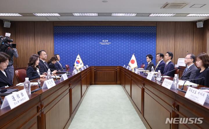 [서울=뉴시스] 배훈식 기자 = 서민정 외교부 아시아태평양국장과 우경석 국방부 국제정책차장, 후나코시 다케히로 일본 외무성 아시아대양주국장과 안도 아츠시 방위성 방위정책차장이 17일 오전 서울 종로구 외교부 청사에서 열린 제12차 한일 안보정책협의회에 참석해 자리하고 있다. 이번 협의회는 지난달 한일 정상회담에서 양국 간 다양한 협의체들을 조속히 복원하자는 정상 간 합의에 따라 5년 만에 재개됐다. (공동취재사진) 2023.04.17. photo@newsis.com