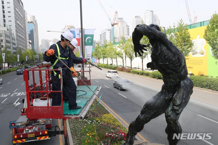 [서울=뉴시스] 조성봉 기자 = 17일 오전 서울 송파구 올림픽로에서 송파구청 관계자들이 중앙분리대에 설치된 올림픽 상징 조형물을 세척하고 있다. 이번 세척은 봄을 맞아 황사 및 초 미세먼지로 인해 쌓였던 먼지와 묵은 때를 깨끗하게 제거하고 준공당시의 색상 및 상태를 유지하기 위한 것이다. 2023.04.17. suncho21@newsis.com