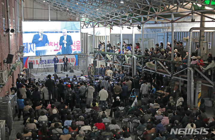 [서울=뉴시스] 김금보 기자 = 전광훈 사랑제일교회 목사가 17일 오전 서울 성북구 사랑제일교회에서 열린 '국민의힘, 공천권 폐지하고 후보자 경선을 하라' 기자회견에서 발언하고 있다. 2023.04.17. kgb@newsis.com