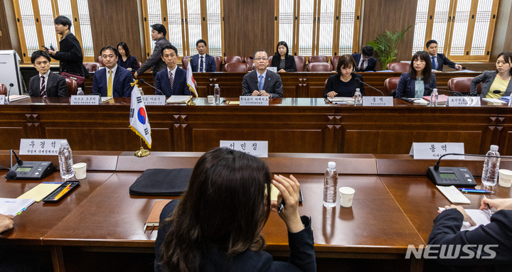 [서울=뉴시스] 배훈식 기자 = 서민정 외교부 아시아태평양국장과 우경석 국방부 국제정책차장, 후나코시 다케히로 일본 외무성 아시아대양주국장과 안도 아츠시 방위성 방위정책차장이 17일 오전 서울 종로구 외교부 청사에서 열린 제12차 한일 안보정책협의회에 참석해 자리하고 있다. 이번 협의회는 지난달 한일 정상회담에서 양국 간 다양한 협의체들을 조속히 복원하자는 정상 간 합의에 따라 5년 만에 재개됐다. (공동취재사진) 2023.04.17. photo@newsis.com