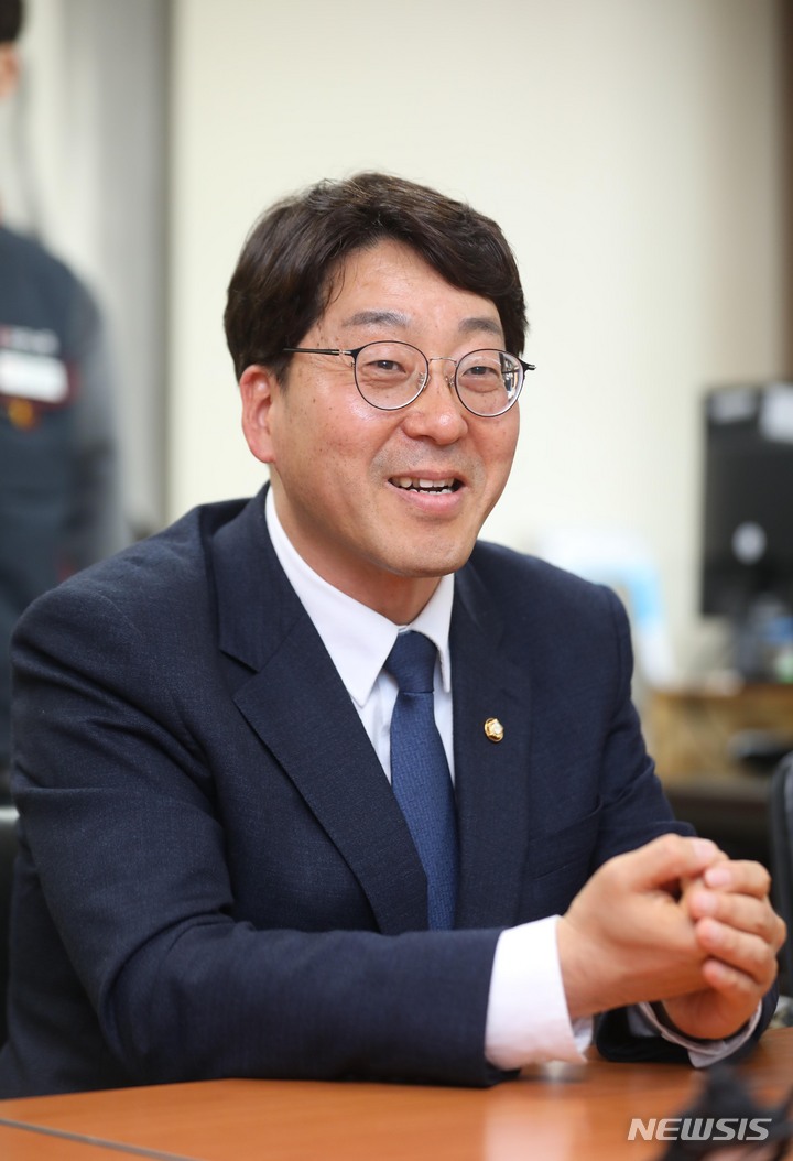 [서울=뉴시스] 조성봉 기자 = 강성희 진보당 의원이 17일 오후 서울 중구 민주노총을 예방해 인사말을 하고 있다. 2023.04.17. suncho21@newsis.com