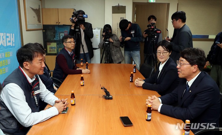 [서울=뉴시스] 조성봉 기자 = 강성희(오른쪽)진보당 의원이 17일 오후 서울 중구 민주노총을 예방해 양경수 민주노총 위원장과 면담을 하고 있다. 2023.04.17. suncho21@newsis.com