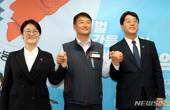 [서울=뉴시스] 조성봉 기자 = 강성희(오른족) 진보당 의원과 윤희숙 진보당 상임대표가 17일 오후 서울 중구 민주노총을 예방해 양경수 민주노총 위원장과 손을 잡고 기념촬영을 하고 있다. 2023.04.17. suncho21@newsis.com