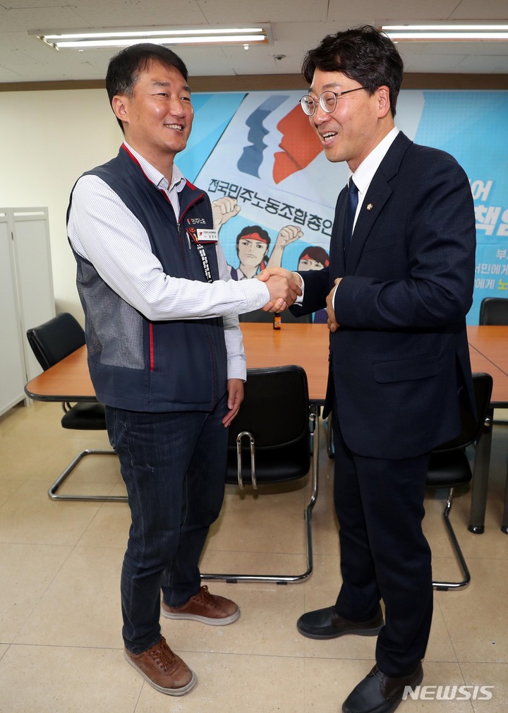 [서울=뉴시스] 조성봉 기자 = 강성희(오른족) 진보당 의원이 17일 오후 서울 중구 민주노총으 ㄹ예방해 양경수 민주노총 위원장과 악수를 하고 있다. 2023.04.17. suncho21@newsis.com
