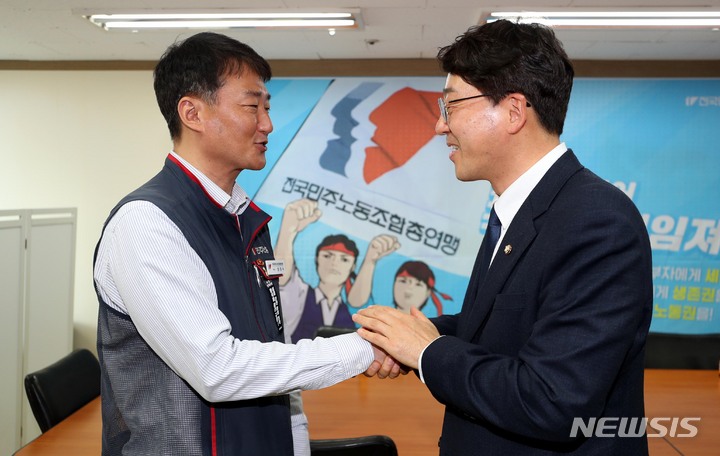 [서울=뉴시스] 조성봉 기자 = 강성희(오른족) 진보당 의원이 17일 오후 서울 중구 민주노총을 예방해 양경수 민주노총 위원장과 악수를 하고 있다. 2023.04.17. suncho21@newsis.com