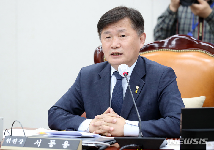 [서울=뉴시스] 이영환 기자 =지난 4월 17일 오후 서울 여의도 국회에서 열린 취업 후 학자금 상환 특별법 일부개정법률안에 대한 안건조정위원회에서 위원장에 선출된 서동용 위원장이 발언을 하고 있다. 2023.04.17. 20hwan@newsis.com