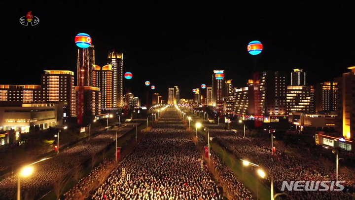 [서울=뉴시스] 북한 조선중앙TV는 지난해 4월16일 김정은 북한 국무위원장이 참석한 채 평양 화성지구 1단계 1만 세대 살림집(주택) 준공식이 진행됐다고 17일 보도했다. (사진=조선중앙TV 캡쳐) 2024.02.06.&nbsp; photo@newsis.com