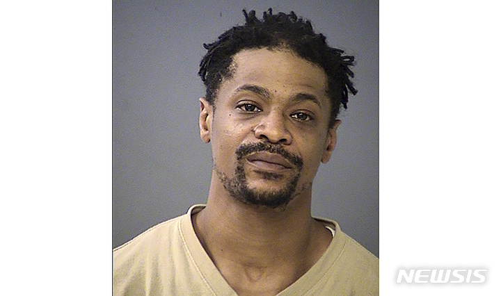 [인디애나폴리스(미 인대애나주)=AP/뉴시스]미 인디애나주 인디애나폴리스 경찰국이 제공한 연쇄 성폭행범 대럴 굿로우의 사진. 인디애내주 법원은 60, 70대 할머니 8명을 연쇄 성폭행한 그에게 156년6개월의 징역형을 선고하며, 피해자들이 다시는 트라우마를 겪지 않도록 굿로우는 남은 여생을 교도소에서 보내야 한다고 판결했다. 2023.04.18. 