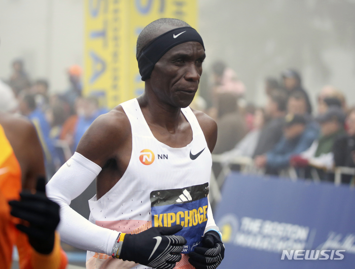 [보스턴=AP/뉴시스] '역대 최고의 마라토너'라 불리는 엘리우드 킵초게(케냐)가 17일(현지시간) 미 매사추세츠주 보스턴에서 열린 제127회 보스턴 마라톤 남자부 경기를 펼치고 있다. 킵초게는 자신의 마라톤 기록 중 가장 느린 2시간09분23초로 6위에 그쳤다. 2023.04.18.