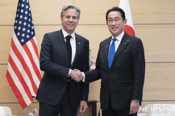 [도쿄=AP/뉴시스] 토니 블링컨 미국 국무장관과 기시다 후미오 일본 총리가 18일(현지시간) 도쿄 총리관저에서 만나 악수하고 있다. 2023.04.19. 